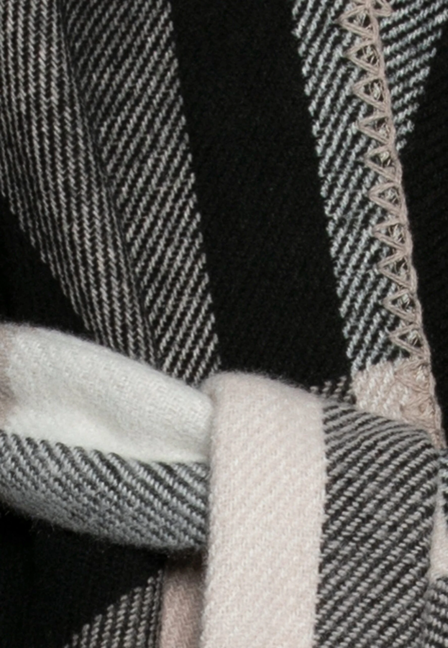 Anna Field Cape - Black/White 5 Anna Field Cape - Black/White – Image 3