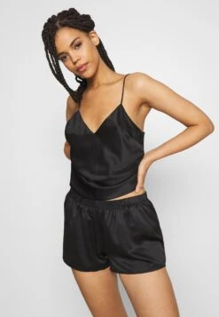 Anna Field Simple Satin Short Set - Pyjama - Black 12 Anna Field Simple Satin Short Set - Pyjama - Black -Anna Field bf9abd9ea6a24dcb9383c9f8cd7f5605